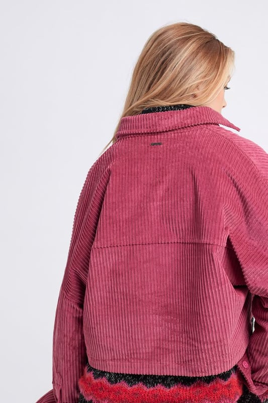 La camisa para usar en lugar de una chaqueta. Cálida, cómoda y a la última, esta sobrecamisa de pana se caracteriza por su corte oversize y sus prácticos bolsillos de fatiga en la parte delantera. Combina con una camiseta básica y unos vaqueros para un look chic sencillo, o con unos pantalones sastre para un mix and match con un toque urbano.   Características principales:  Pana Corte extragrande Bolsillos de fatiga