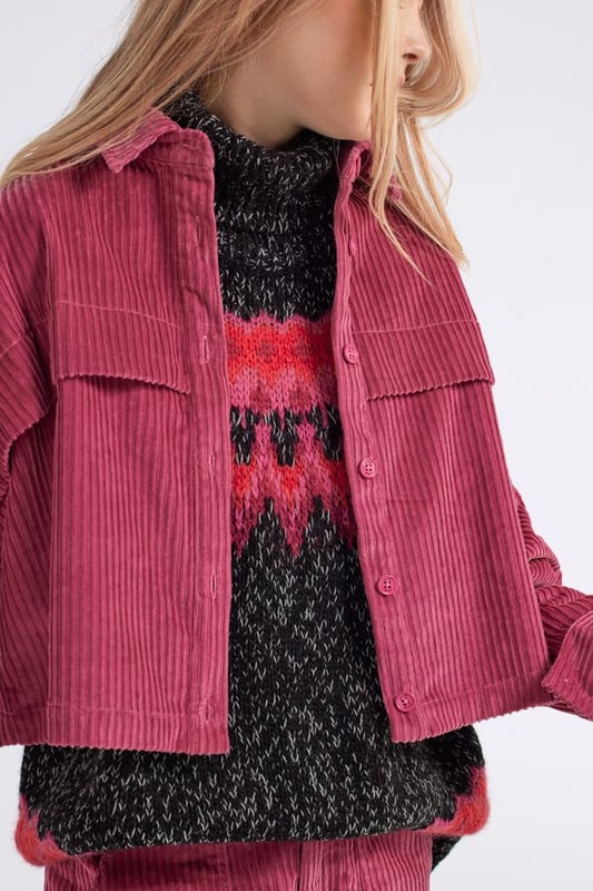 La camisa para usar en lugar de una chaqueta. Cálida, cómoda y a la última, esta sobrecamisa de pana se caracteriza por su corte oversize y sus prácticos bolsillos de fatiga en la parte delantera. Combina con una camiseta básica y unos vaqueros para un look chic sencillo, o con unos pantalones sastre para un mix and match con un toque urbano.   Características principales:  Pana Corte extragrande Bolsillos de fatiga
