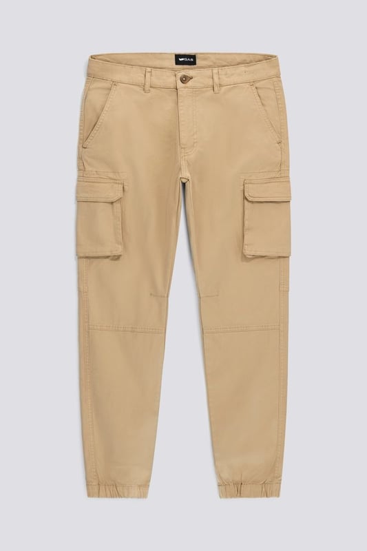 Practicidad, versatilidad y estilo definen a los superventas Bob Gym, unos pantalones cargo con un toque deportivo aportado por los puños elásticos. Funcionales y atrevidos, los bolsillos utilitarios a lo largo de la pernera realzan su aire casual urbano.  Características principales:  Confeccionado en algodón dobby tricotado Corte ajustado Cierre de botón y cremallera Grandes bolsillos laterales Aplicación de logotipo sobre el bolsillo trasero