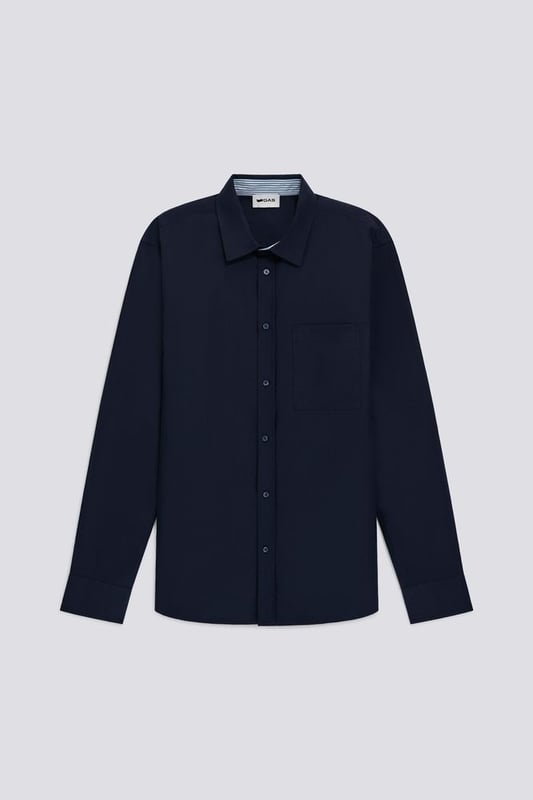Esta camisa Oxford de algodón presenta un elegante cuello francés y un práctico bolsillo. Perfecta tanto para la oficina como para el tiempo libre, esta camisa ofrece infinitas posibilidades de estilo, convirtiéndose en la protagonista de looks versátiles y sofisticados.  Características principales:  Algodón Oxford Corte regular Cierre de botones Bolsillo lateral Aplicación de logotipo en el dobladillo