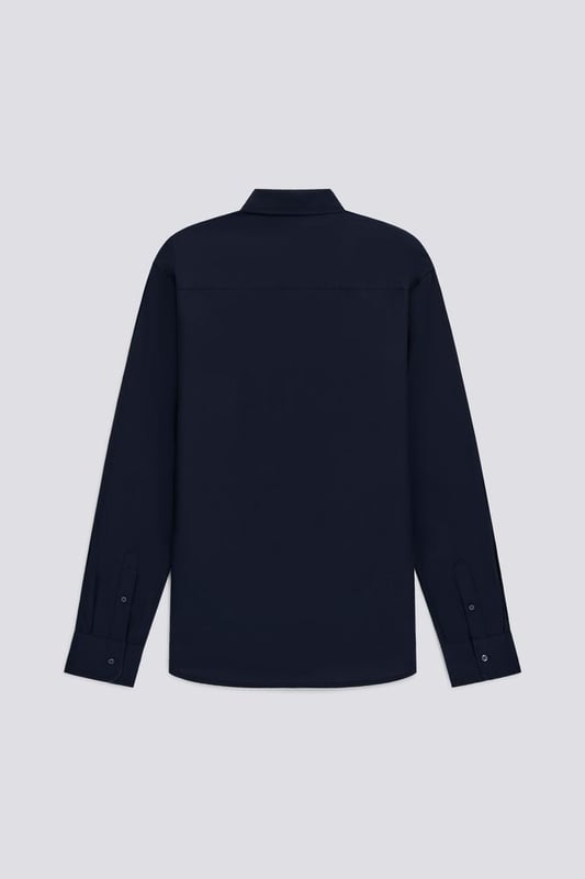 Esta camisa Oxford de algodón presenta un elegante cuello francés y un práctico bolsillo. Perfecta tanto para la oficina como para el tiempo libre, esta camisa ofrece infinitas posibilidades de estilo, convirtiéndose en la protagonista de looks versátiles y sofisticados.  Características principales:  Algodón Oxford Corte regular Cierre de botones Bolsillo lateral Aplicación de logotipo en el dobladillo