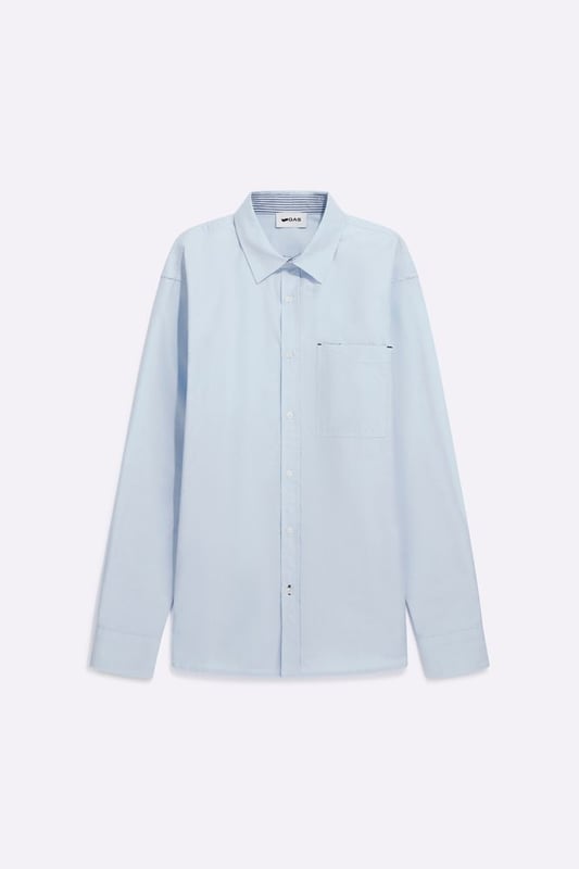 Esta camisa Oxford de algodón presenta un elegante cuello francés y un práctico bolsillo. Perfecta tanto para la oficina como para el tiempo libre, esta camisa ofrece infinitas posibilidades de estilo, convirtiéndose en la protagonista de looks versátiles y sofisticados.  Características principales:  Algodón Oxford Corte regular Cierre de botones Bolsillo lateral Aplicación de logotipo en el dobladillo