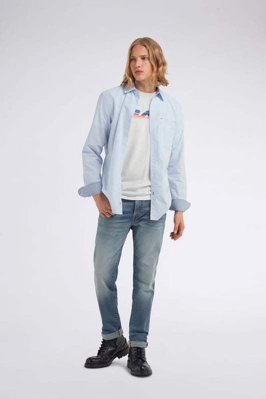 Esta camisa Oxford de algodón presenta un elegante cuello francés y un práctico bolsillo. Perfecta tanto para la oficina como para el tiempo libre, esta camisa ofrece infinitas posibilidades de estilo, convirtiéndose en la protagonista de looks versátiles y sofisticados.  Características principales:  Algodón Oxford Corte regular Cierre de botones Bolsillo lateral Aplicación de logotipo en el dobladillo