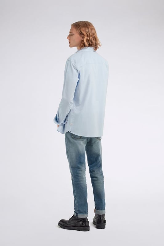 Esta camisa Oxford de algodón presenta un elegante cuello francés y un práctico bolsillo. Perfecta tanto para la oficina como para el tiempo libre, esta camisa ofrece infinitas posibilidades de estilo, convirtiéndose en la protagonista de looks versátiles y sofisticados.  Características principales:  Algodón Oxford Corte regular Cierre de botones Bolsillo lateral Aplicación de logotipo en el dobladillo