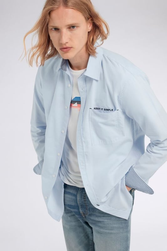 Esta camisa Oxford de algodón presenta un elegante cuello francés y un práctico bolsillo. Perfecta tanto para la oficina como para el tiempo libre, esta camisa ofrece infinitas posibilidades de estilo, convirtiéndose en la protagonista de looks versátiles y sofisticados.  Características principales:  Algodón Oxford Corte regular Cierre de botones Bolsillo lateral Aplicación de logotipo en el dobladillo