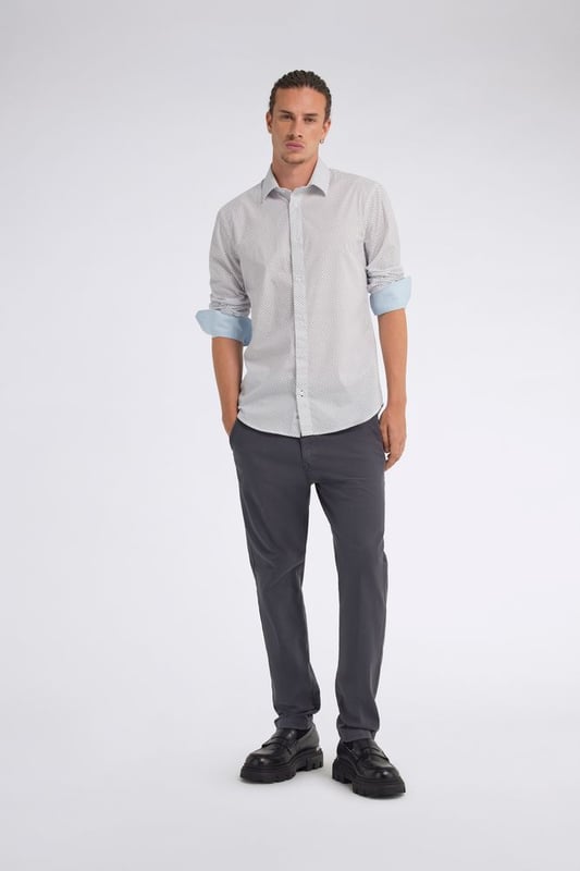 Un aspecto limpio y la atención a los detalles hacen de ella una de las piezas más versátiles del armario. La camisa de popelina elástica para hombre presenta un corte minimalista y detalles refinados, como el micropatrón y los ribetes internos en el cuello y los puños, que añaden un toque de estilo incluso a los looks más informales.   Características principales:  Popelina elástica Corte entallado Cierre con botones Ribete interior en cuello y puños Logotipo en el puño