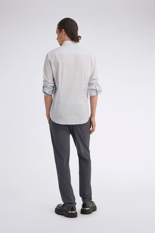 Un aspecto limpio y la atención a los detalles hacen de ella una de las piezas más versátiles del armario. La camisa de popelina elástica para hombre presenta un corte minimalista y detalles refinados, como el micropatrón y los ribetes internos en el cuello y los puños, que añaden un toque de estilo incluso a los looks más informales.   Características principales:  Popelina elástica Corte entallado Cierre con botones Ribete interior en cuello y puños Logotipo en el puño