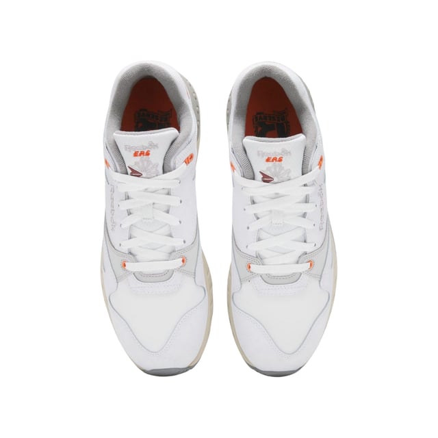 Reebok - "ERS 4000" Sneaker für Herren/Damen Unisex, Leder (Weiß/Grau) Obermaterial: Leder. Marke: Reebok. Einlegesohle: Synthetischer Stoff. Mittelsohle: EVA (Ethyl-Vinylacetat). Laufsohle: Gummi. Ösen: 6. Absatz: Flach. niedrig geschnitten. Design: Blockfarben, Logo. Zehenstil: Rund. Zum Schnüren.