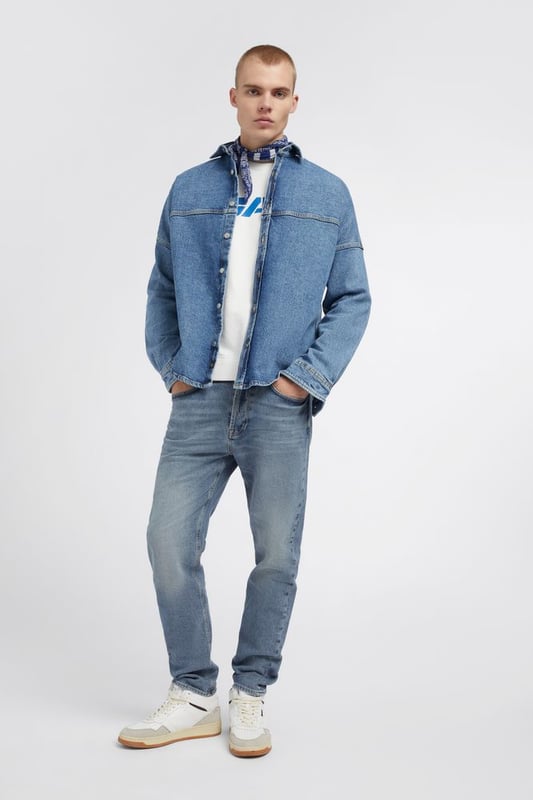 El modelo TORN reinterpreta el corte cónico clásico con un toque contemporáneo: look Heritage, cintura regular, pierna relajada que se estrecha ligeramente en la parte inferior, ofreciendo un ajuste cómodo y relajado. Los lavados de aspecto auténtico resaltan la inspiración de los 90 de esta prenda, dándole un carácter atrevido y siempre a la moda.