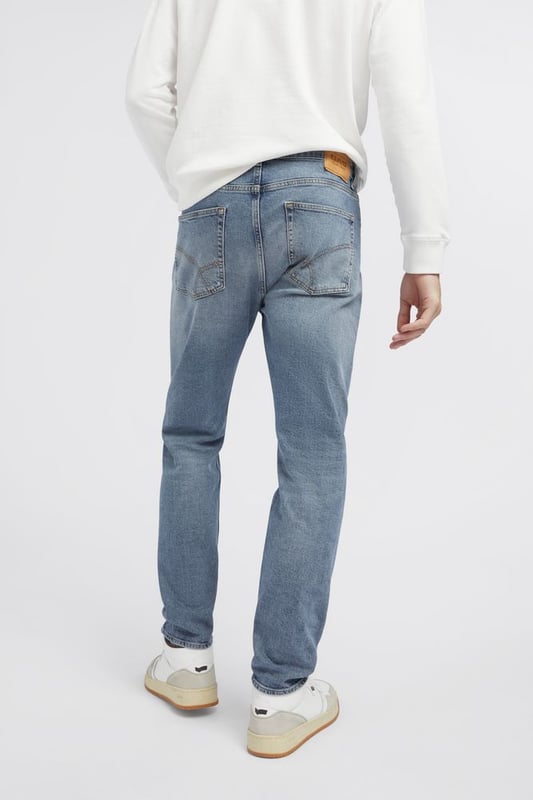 El modelo TORN reinterpreta el corte cónico clásico con un toque contemporáneo: look Heritage, cintura regular, pierna relajada que se estrecha ligeramente en la parte inferior, ofreciendo un ajuste cómodo y relajado. Los lavados de aspecto auténtico resaltan la inspiración de los 90 de esta prenda, dándole un carácter atrevido y siempre a la moda.