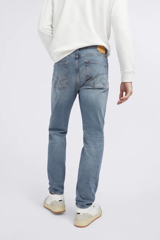 El modelo TORN reinterpreta el corte cónico clásico con un toque contemporáneo: look Heritage, cintura regular, pierna relajada que se estrecha ligeramente en la parte inferior, ofreciendo un ajuste cómodo y relajado. Los lavados de aspecto auténtico resaltan la inspiración de los 90 de esta prenda, dándole un carácter atrevido y siempre a la moda.
