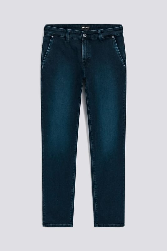 Uno de nuestros bestsellers más queridos en versión chino con bolsillos, el modelo Albert Simple de cinco bolsillos no es sólo un clásico atemporal, sino una auténtica declaración de estilo.