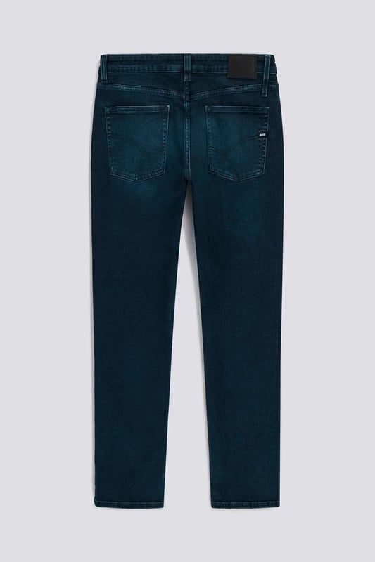 Uno de nuestros bestsellers más queridos en versión chino con bolsillos, el modelo Albert Simple de cinco bolsillos no es sólo un clásico atemporal, sino una auténtica declaración de estilo.