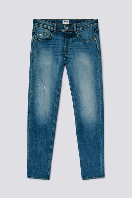 Vaqueros de cinco bolsillos y tiro bajo con cadera relajada, entrepierna caída y pernera cónica. Icónicos y cómodos, resaltan diferentes estilos y tipos de cuerpo. Combínalos con una camiseta o una camisa de diseño limpio para lucir a diario al más puro estilo Gas.