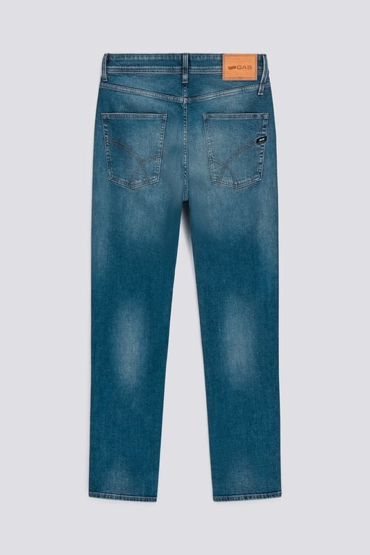 Vaqueros de cinco bolsillos y tiro bajo con cadera relajada, entrepierna caída y pernera cónica. Icónicos y cómodos, resaltan diferentes estilos y tipos de cuerpo. Combínalos con una camiseta o una camisa de diseño limpio para lucir a diario al más puro estilo Gas.
