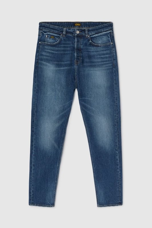 El modelo TORN reinterpreta el corte cónico clásico con un toque contemporáneo: look Heritage, cintura regular, pierna relajada que se estrecha ligeramente en la parte inferior, ofreciendo un ajuste cómodo y relajado. Los lavados de aspecto auténtico resaltan la inspiración de los 90 de esta prenda, dándole un carácter atrevido y siempre a la moda.