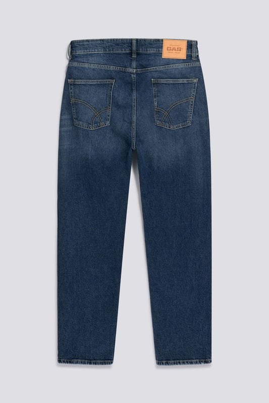 El modelo TORN reinterpreta el corte cónico clásico con un toque contemporáneo: look Heritage, cintura regular, pierna relajada que se estrecha ligeramente en la parte inferior, ofreciendo un ajuste cómodo y relajado. Los lavados de aspecto auténtico resaltan la inspiración de los 90 de esta prenda, dándole un carácter atrevido y siempre a la moda.