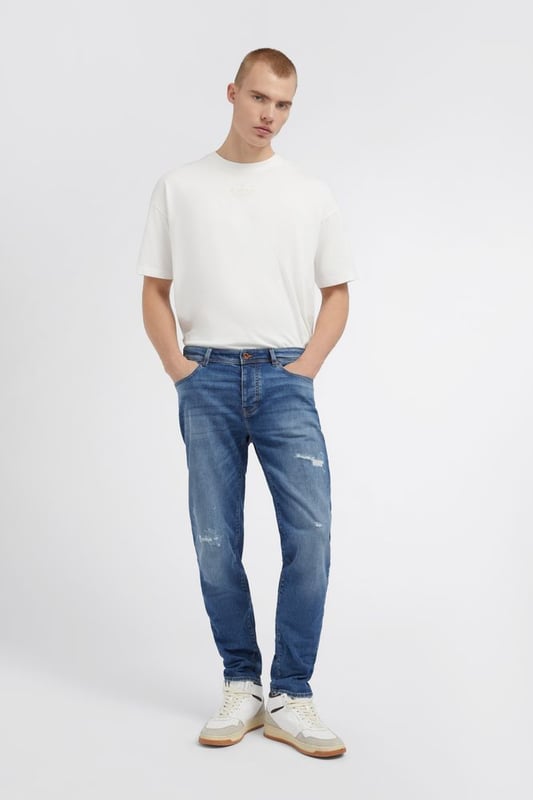 Low-Rise-Jeans im Five-Pocket-Stil mit entspannter Hüfte, tiefem Schritt und konisch zulaufendem Bein. Sie sind ikonisch und bequem und unterstreichen verschiedene Stile und Körpertypen. Kombinieren Sie sie mit einem T-Shirt oder einem Hemd im cleanen Design für perfekte Tageskleidung im echten Gas-Stil.
