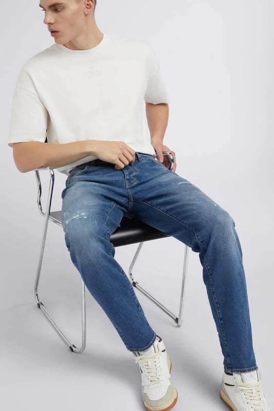 Low-Rise-Jeans im Five-Pocket-Stil mit entspannter Hüfte, tiefem Schritt und konisch zulaufendem Bein. Sie sind ikonisch und bequem und unterstreichen verschiedene Stile und Körpertypen. Kombinieren Sie sie mit einem T-Shirt oder einem Hemd im cleanen Design für perfekte Tageskleidung im echten Gas-Stil.