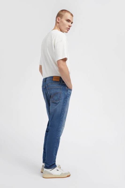 Low-Rise-Jeans im Five-Pocket-Stil mit entspannter Hüfte, tiefem Schritt und konisch zulaufendem Bein. Sie sind ikonisch und bequem und unterstreichen verschiedene Stile und Körpertypen. Kombinieren Sie sie mit einem T-Shirt oder einem Hemd im cleanen Design für perfekte Tageskleidung im echten Gas-Stil.