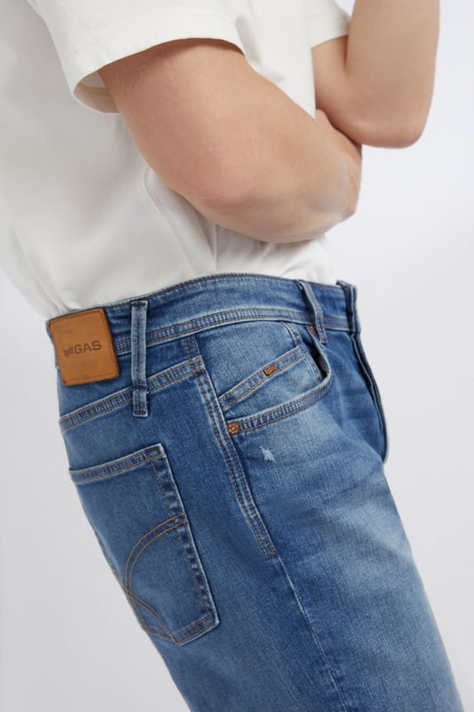 Low-Rise-Jeans im Five-Pocket-Stil mit entspannter Hüfte, tiefem Schritt und konisch zulaufendem Bein. Sie sind ikonisch und bequem und unterstreichen verschiedene Stile und Körpertypen. Kombinieren Sie sie mit einem T-Shirt oder einem Hemd im cleanen Design für perfekte Tageskleidung im echten Gas-Stil.