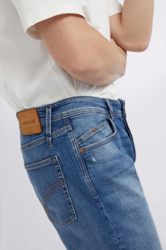 Low-Rise-Jeans im Five-Pocket-Stil mit entspannter Hüfte, tiefem Schritt und konisch zulaufendem Bein. Sie sind ikonisch und bequem und unterstreichen verschiedene Stile und Körpertypen. Kombinieren Sie sie mit einem T-Shirt oder einem Hemd im cleanen Design für perfekte Tageskleidung im echten Gas-Stil.