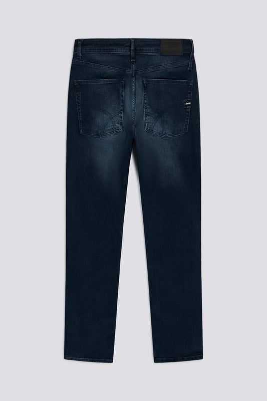 Low-Rise-Jeans im Five-Pocket-Stil mit entspannter Hüfte, tiefem Schritt und konisch zulaufendem Bein. Sie sind ikonisch und bequem und unterstreichen verschiedene Stile und Körpertypen. Kombinieren Sie sie mit einem T-Shirt oder einem Hemd im cleanen Design für perfekte Tageskleidung im echten Gas-Stil.