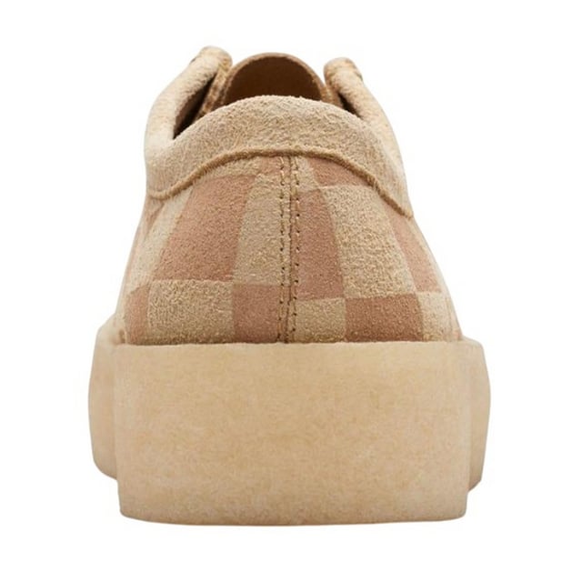 Marke: Clarks. Obermaterial: Wildleder. Futterstoff: Synthetischer Stoff. Mittelsohle: EVA (Ethyl-Vinylacetat), Leicht. Laufsohle: Krepp, Gummi. Absatz: Flach. niedrig geschnitten. Design: Kariert. Zehenstil: Rund. Zum Schnüren.