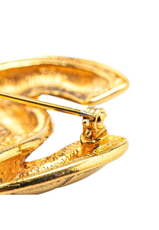 This brooch features a quilted gold-plated body and a back pin closure.Brand: Chanel VintageCondition: PrelovedType: Costume BroochRating: B+Main Material: MetalDimensions (LxWxD): 3.6x5x0Comments: Exterior Back Scratched. Exterior Back stained with Other. Lock Scratched. Exterior Front Scratched.