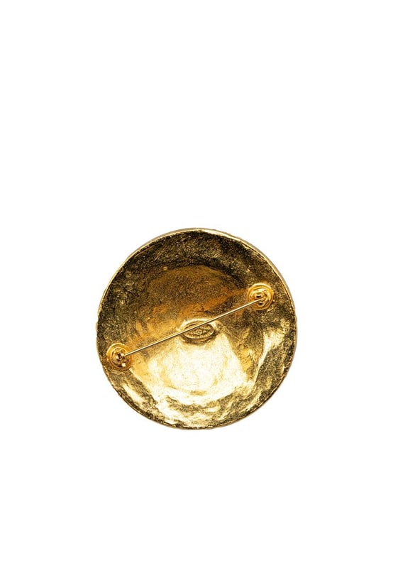 Pre-owned Chanel Brooch Gold Coin Design This brooch features a gold-tone metal body and a back pin closure.Brand: Chanel VintageCondition: PrelovedType: Costume BroochRating: ABMain Material: MetalDimensions (LxWxD): 4.5x4.5x0Comments: Exterior Back Scratched. Lock Rusty/Tarnished Scratched. Exterior Front Discolored Scratched.