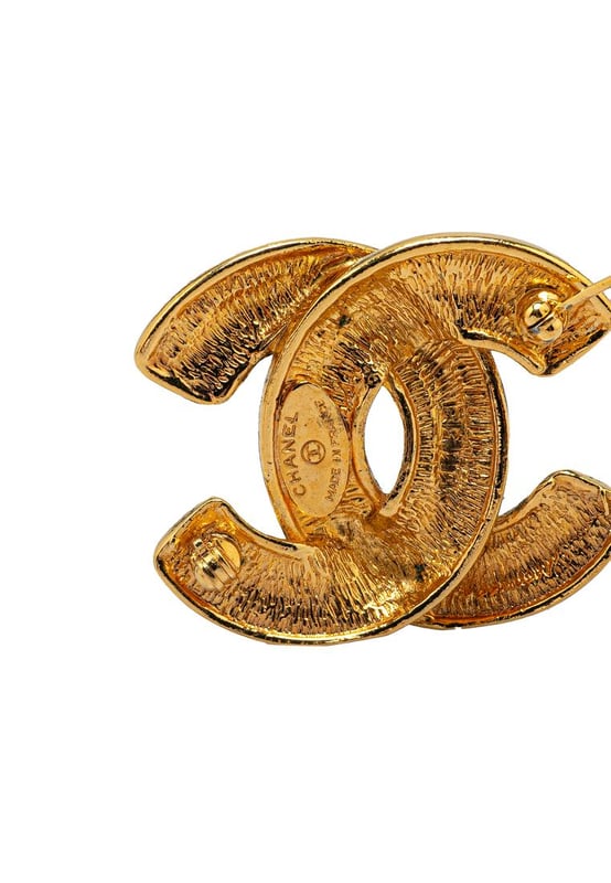 Pre-owned Chanel CC Logo Brooch This brooch features a quilted gold-plated body and a back pin closure.Brand: Chanel VintageCondition: PrelovedType: Costume BroochRating: B+Main Material: MetalDimensions (LxWxD): 3.4x4x0Comments: Exterior Back Scratched. Exterior Back stained with Other. Lock Scratched. Exterior Front Scratched.