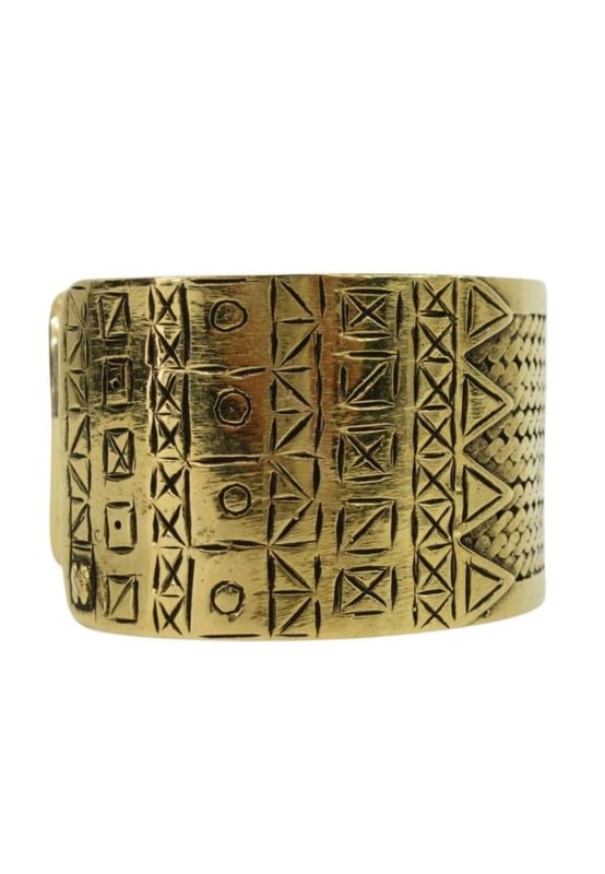 Merk: Chanel
  Kleur: Goud
  Materiaal: Verguld
  Insluitsels: Doos Stofzak
  Afmetingen: Lengte: 145 cm
  Serienummer: 1
  85
  Land van herkomst: Frankrijk
  Staat: AB
  goede staat
  Body: Sporen van gebruik lichte krassen licht vuil lichte groene roest