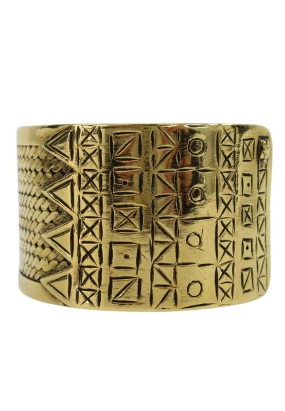 Merk: Chanel
  Kleur: Goud
  Materiaal: Verguld
  Insluitsels: Doos Stofzak
  Afmetingen: Lengte: 145 cm
  Serienummer: 1
  85
  Land van herkomst: Frankrijk
  Staat: AB
  goede staat
  Body: Sporen van gebruik lichte krassen licht vuil lichte groene roest