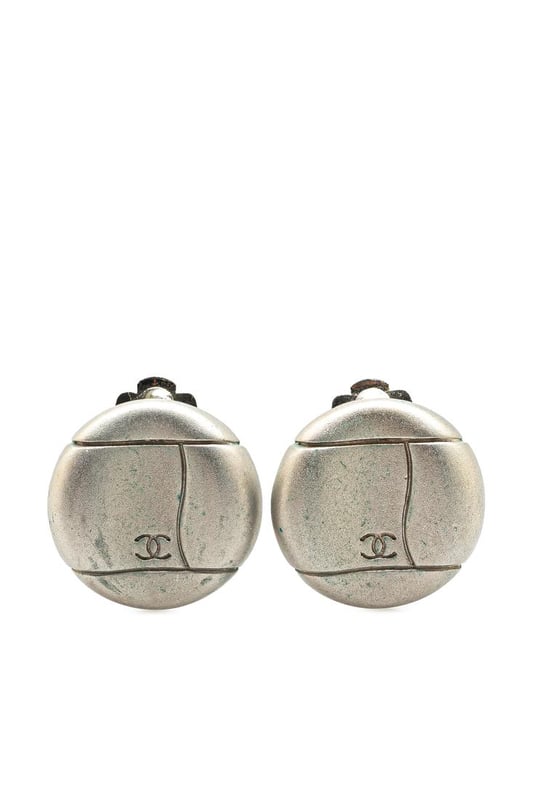 Cuerpo de metal plateado.
  Pendientes de clip.
  Diseno redondo clasico.
  Apto para mujeres.