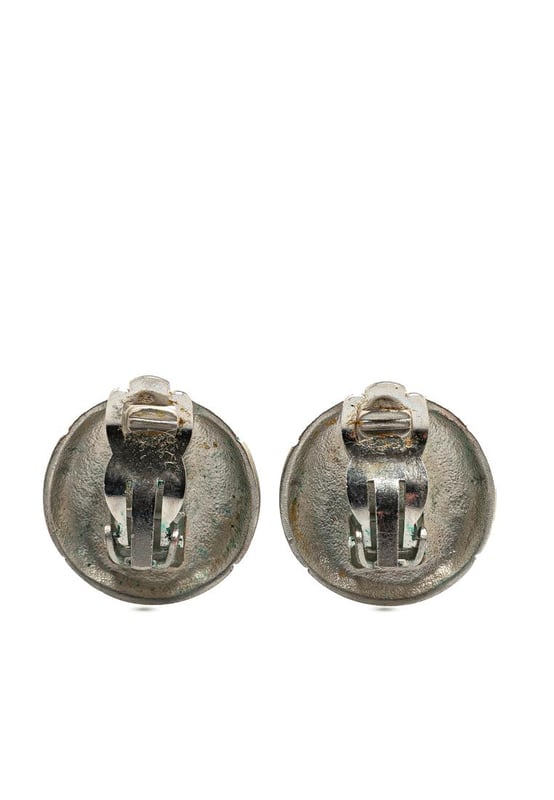 Cuerpo de metal plateado.
  Pendientes de clip.
  Diseno redondo clasico.
  Apto para mujeres.