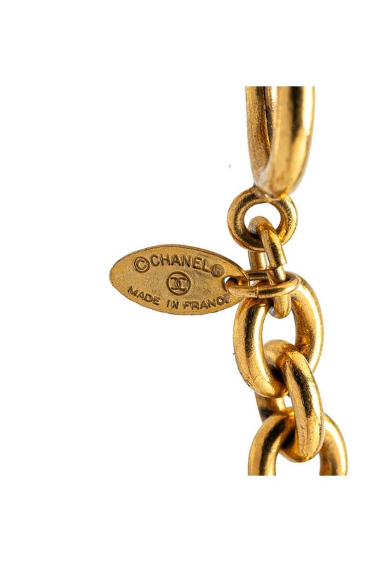 This necklace features a gold-tone chain a gold-tone quilted CC pendant and a spring ring closure.Brand: Chanel VintageCondition: PrelovedType: Costume NecklaceRating: B+Main Material: MetalDimensions (LxWxD): 84.3x4.2x0Comments: Exterior Back Scratched. Lock Scratched. Exterior Front Scratched. Exterior Front stained with Other. Exterior Handle Scratched.