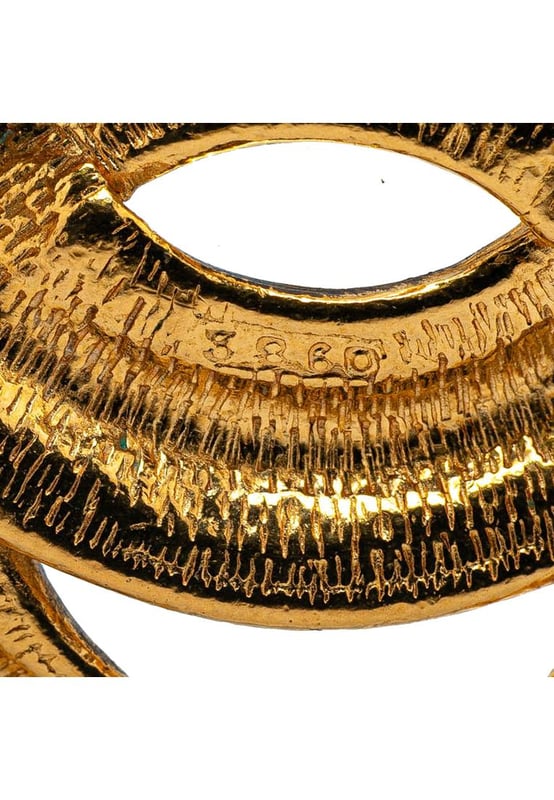 This necklace features a gold-tone chain a gold-tone quilted CC pendant and a spring ring closure.Brand: Chanel VintageCondition: PrelovedType: Costume NecklaceRating: B+Main Material: MetalDimensions (LxWxD): 84.3x4.2x0Comments: Exterior Back Scratched. Lock Scratched. Exterior Front Scratched. Exterior Front stained with Other. Exterior Handle Scratched.