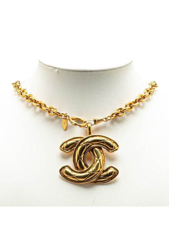 This necklace features a gold-tone chain a gold-tone quilted CC pendant and a spring ring closure.Brand: Chanel VintageCondition: PrelovedType: Costume NecklaceRating: B+Main Material: MetalDimensions (LxWxD): 84.3x4.2x0Comments: Exterior Back Scratched. Lock Scratched. Exterior Front Scratched. Exterior Front stained with Other. Exterior Handle Scratched.