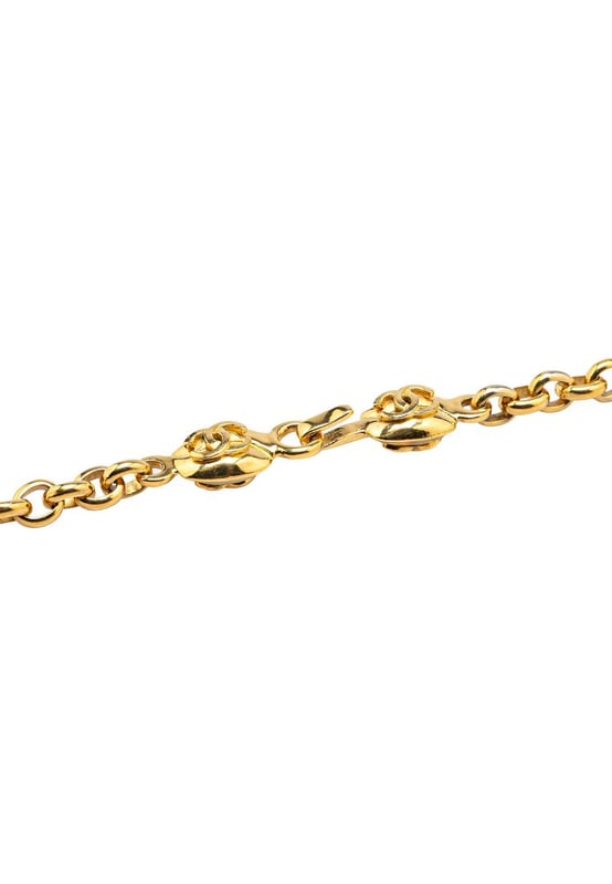 Collar con colgante redondo CC banado en oro.
  Cadena en tono dorado.
  Colgante CC redondo.
  Cierre de gancho.
  Disenado para mujeres.