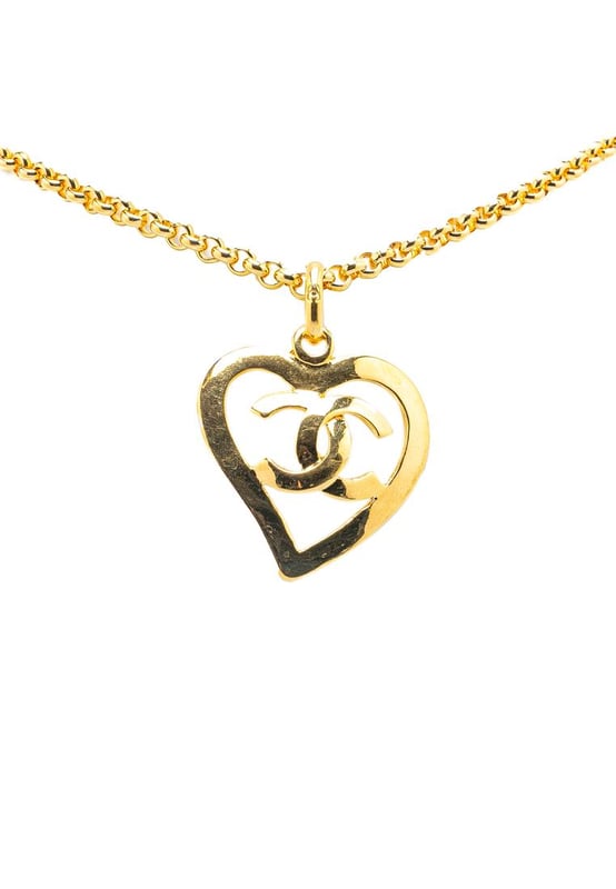 Colgante de corazon en tono dorado con el iconico logotipo de CC.
  Cadena en tono dorado.
  Cierre de anillo de resorte.
  Disenado para mujeres.
