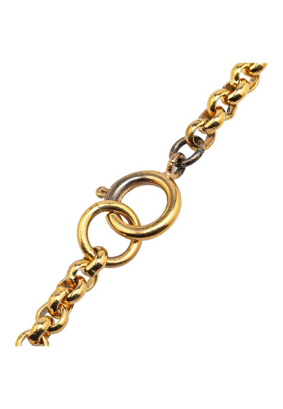 Colgante de corazon en tono dorado con el iconico logotipo de CC.
  Cadena en tono dorado.
  Cierre de anillo de resorte.
  Disenado para mujeres.
