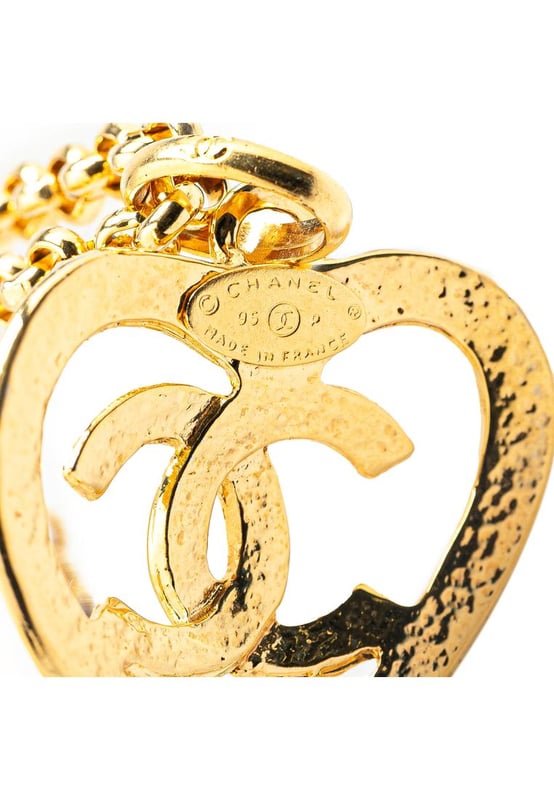 Colgante de corazon en tono dorado con el iconico logotipo de CC.
  Cadena en tono dorado.
  Cierre de anillo de resorte.
  Disenado para mujeres.