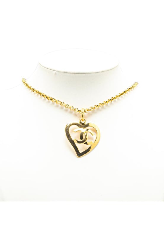 Colgante de corazon en tono dorado con el iconico logotipo de CC.
  Cadena en tono dorado.
  Cierre de anillo de resorte.
  Disenado para mujeres.