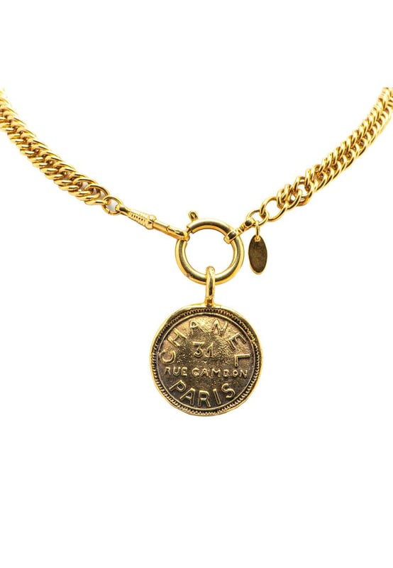 Colgante en tono dorado.
  Cadena en tono dorado.
  Cierre de anillo de resorte.
  Disenado para mujeres.