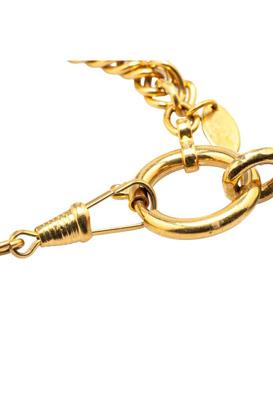 Colgante en tono dorado.
  Cadena en tono dorado.
  Cierre de anillo de resorte.
  Disenado para mujeres.