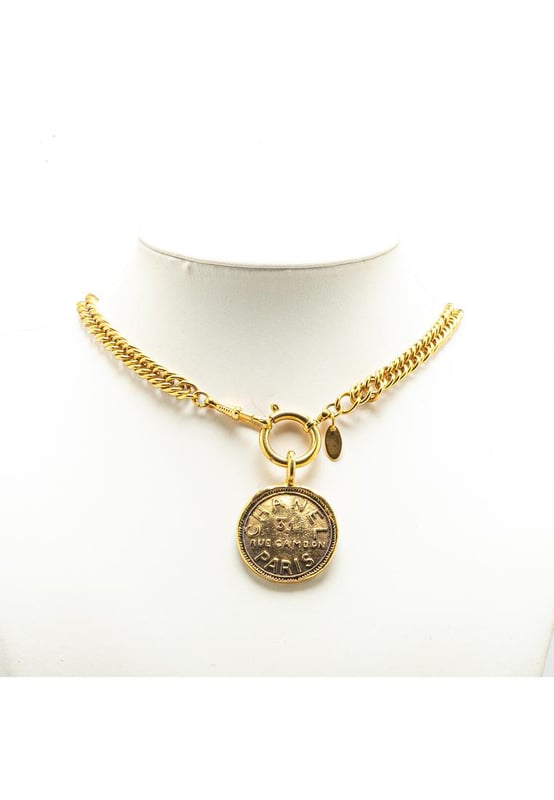 Colgante en tono dorado.
  Cadena en tono dorado.
  Cierre de anillo de resorte.
  Disenado para mujeres.