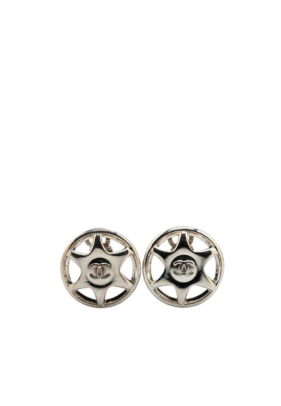 Producto: Pendientes de clip de estrella redonda CC de plata.
  Material: Metal plateado.
  Diseno: Motivo de estrella redonda.
  Tipo: Pendientes de clip.
  Genero: Mujeres.