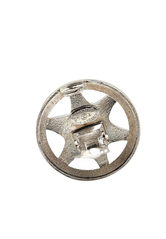 Producto: Pendientes de clip de estrella redonda CC de plata.
  Material: Metal plateado.
  Diseno: Motivo de estrella redonda.
  Tipo: Pendientes de clip.
  Genero: Mujeres.