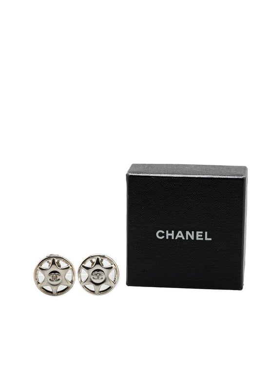 Producto: Pendientes de clip de estrella redonda CC de plata.
  Material: Metal plateado.
  Diseno: Motivo de estrella redonda.
  Tipo: Pendientes de clip.
  Genero: Mujeres.