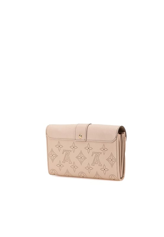 Cartera Monogram Mahina Iris.
  Confeccionada en piel monogram Mahina.
  Solapa frontal con cierre de empuje.
  Bolsillos interiores con cremallera y abiertos.
  Disenado para mujeres.